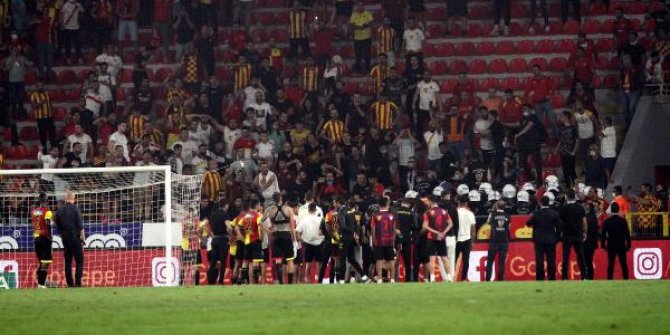 Göztepeli tribünlerden futbolculara protesto