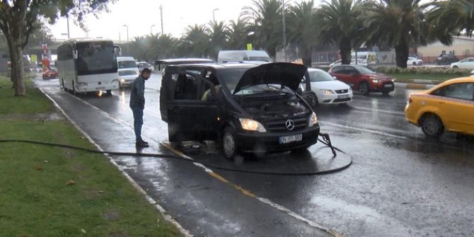 Vatan Caddesi'nde minibüs yandı
