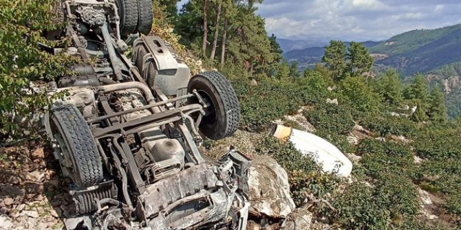 Mersin'de beton mikseri, şarampole yuvarlandı; sürücü öldü