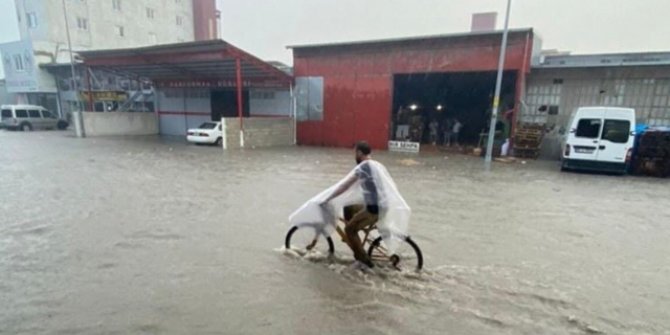 Hatay’da sağanak; cadde ve sokaklar göle döndü