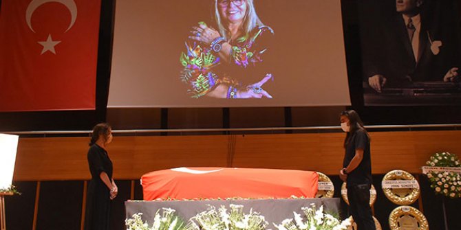 Prof. Dr. Hülya Nutku için sahnede uğurlama töreni