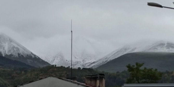 Erzincan ve Ardahan’ın yükseklerine kar yağdı