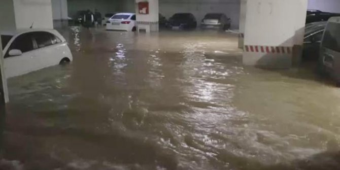 Şebeke hattı patladı, otoparktaki araçlar sular içinde kaldı