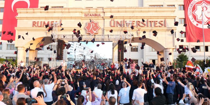 İstanbul Rumeli Üniversitesi’nde mezuniyet coşkusu yaşandı