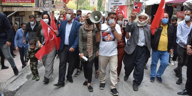 Hakkari'de çocukları dağa kaçırılan aileler HDP İl Başkanlığı önünde eylem yaptı