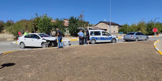 Elazığ'da otomobiller çarpıştı: 2 yaralı