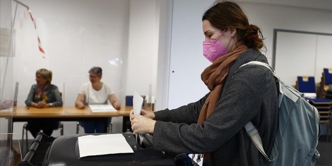 Almanya'da seçmenler sandık başında