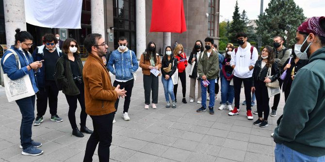 Başkent'e okumaya gelen öğrencilere kent gezisi