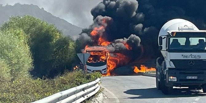 Kuşadası'nda Rus turistleri taşıyan midibüs alev alev yandı
