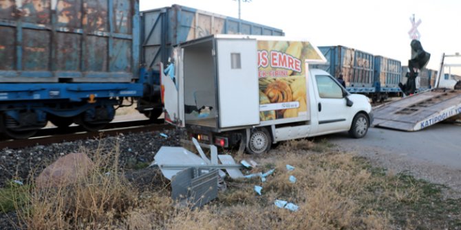 Yük treni, hemzemin geçitte kamyonete çarptı