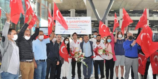 Dünya şampiyonu yüzücü Derin Toparlak çiçeklerle karşılandı