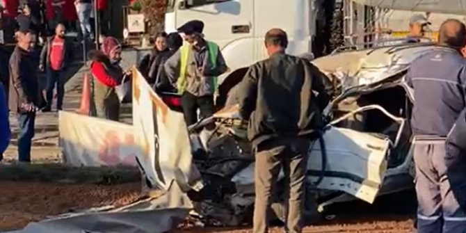 Balıkesir'de TIR, otomobile ve refüje çarptı: 2 yaralı 