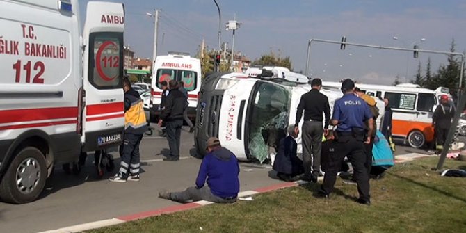 Karaman'da yolcu minibüsüyle çarpışan ambulans devrildi: 10 yaralı 