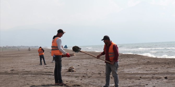 Mersin ve Hatay sahillerinde Suriye kaynaklı petrol sızıntısının temizlik çalışmaları sürüyor
