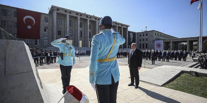 TBMM'de 5. Yasama Yılı açılışı dolayısıyla Atatürk Anıtı'nda tören düzenlendi
