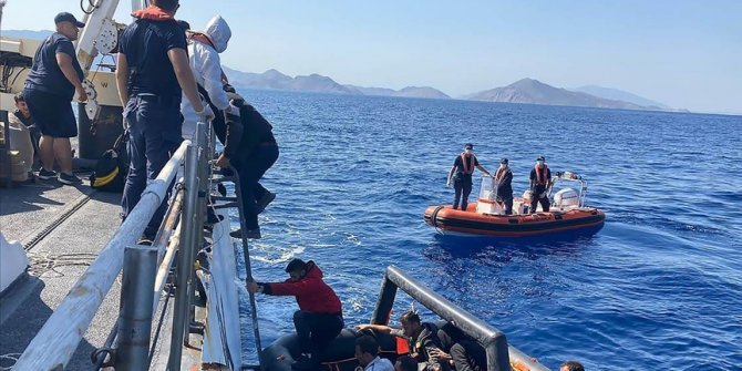 Marmaris'te Türk kara sularına itilen bot ve can salındaki 77 düzensiz göçmen kurtarıldı