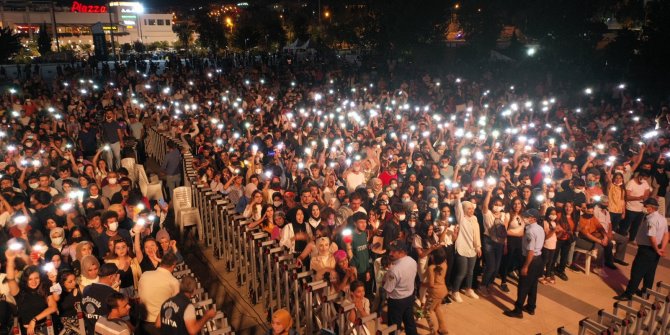 Sosyal mesafesiz konser: Aşılamada 'kırmızı' renkte