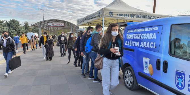 Öğrenciler güne sıcak çorba ile başlıyor