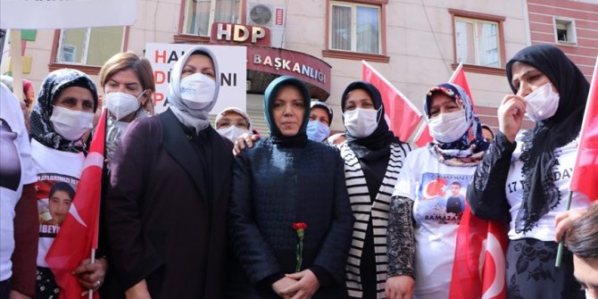 TBMM Başkanı Şentop'un eşi Sabriye Şentop, Diyarbakır annelerini ziyaret etti