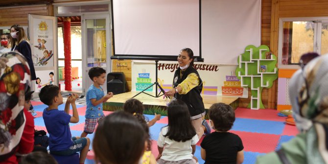 Bebek Kütüphanesine Polislerden Ziyaret