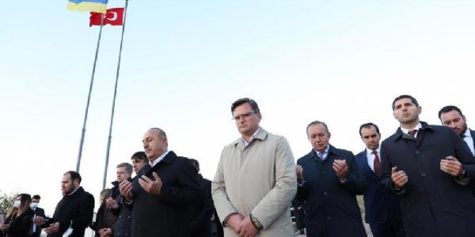 Bakan Çavuşoğlu, Galiçya'da şehit düşen Türk askeri anıtlarına çelenk bıraktı