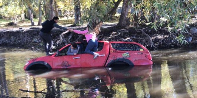 Nehri geçerken yan yatan off-road aracındaki 4 kişiyi çevredekiler kurtardı