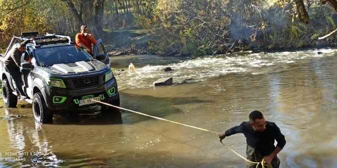 Nehri geçerken yan yatan off-road aracındaki 4 kişiyi çevredekiler kurtardı