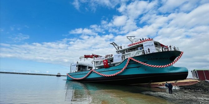 Trabzon'da 7 milyon dolara imal edilen balıkçı gemisi denize indirildi