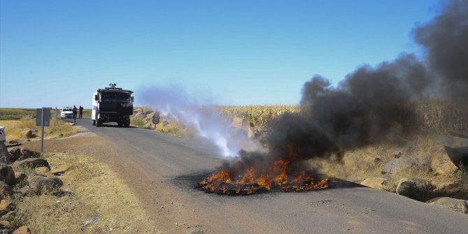 Kaçak elektrik denetiminde gerilim: Ekipleri engellemek için lastik yakıp yol kapattılar
