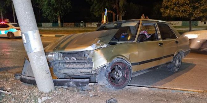 Polisten kaçarken kaza yaptı; otomobilinde tabanca ele geçirildi