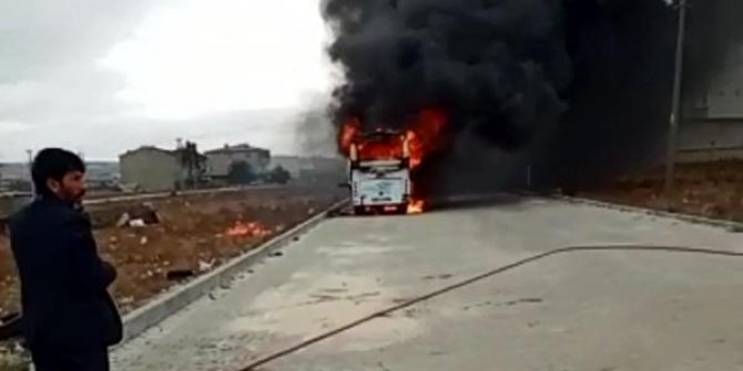 Park halindeki midibüs alev alev yandı