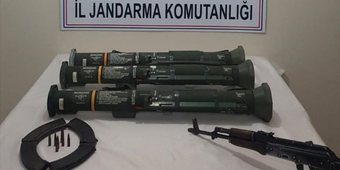 Hakkari'de mağaraya gizlenmiş tanksavar silahları ele geçirildi