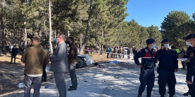 Afyonkarahisar'da öğrenci servisi devrildi: Ölü ve yaralılar var