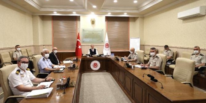 Bakan Akar, komutanlarla toplantı yaptı