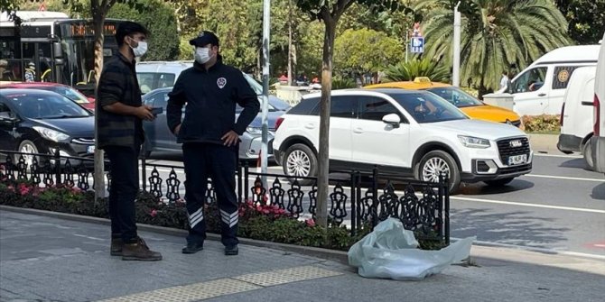 Belediye binası önüne beze sarılı ölü köpek bırakarak İBB'yi protesto etti