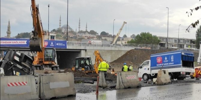 Unkapanı Kavşağı yenileme çalışması sırasında İSKİ'ye ait su borusu patladı