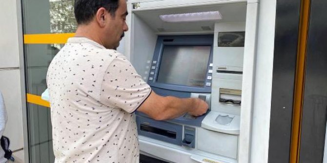 ATM'de unutulan 10 bin TL'yi bankaya teslim etti