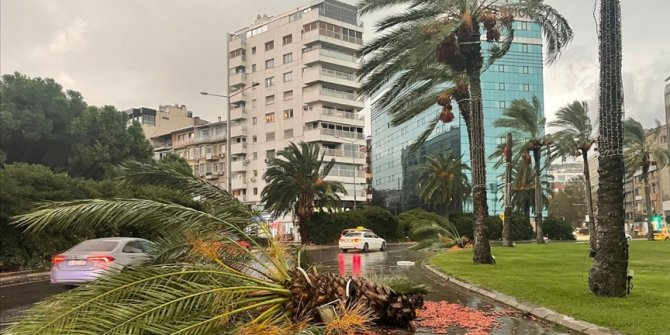 İzmir'de kuvvetli sağanak ve rüzgar hayatı olumsuz etkiliyor