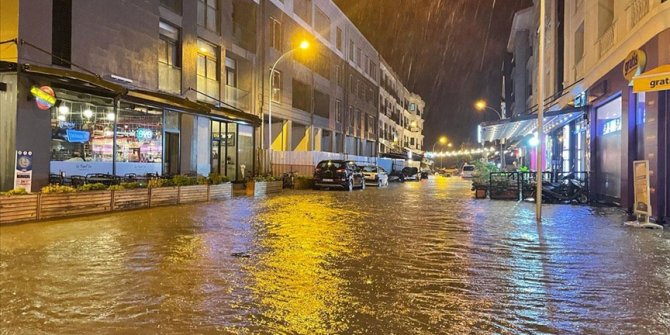 Muğla'nın Fethiye ilçesinde sağanak su baskınlarına neden oldu