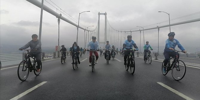 İklim değişikliğine dikkati çekmek için Osmangazi Köprüsü'nde pedal çevirdiler