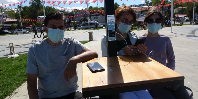 Güneş enerjisiyle çalışan telefon şarj istasyonu üretildi