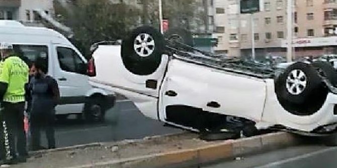 Diyarbakır'da hafif ticari araç takla attı: 2 yaralı