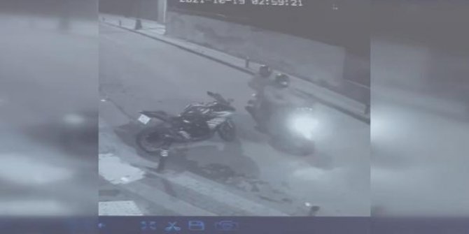 Üsküdar'da motosiklet hırsızlığı güvenlik kamerasında