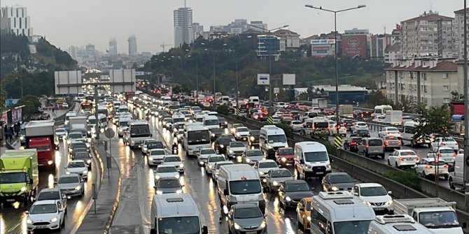 İstanbul'da trafik yoğunluğu yaşanıyor
