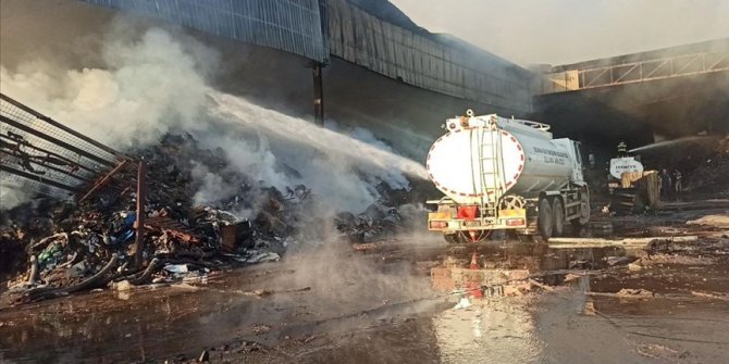Osmaniye'de geri dönüşüm fabrikasında çıkan yangın kontrol altına alınmaya çalışılıyor