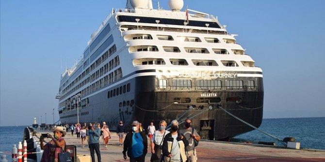 Kuşadası 'yüzen oteller'i ağırlamaya devam ediyor