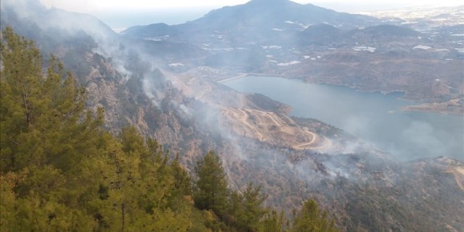 Anamur'da makilik alanda çıkan yangına müdahale ediliyor