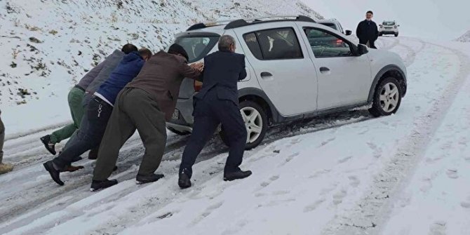 Bir ilde daha kar sürprizi: Bir anda bastırdı sürücüler yolda kaldı