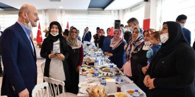 Bakan Soylu, evlat nöbeti tutan ailelerle buluştu