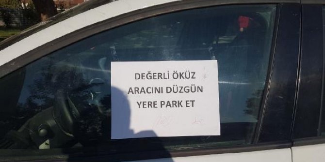 Otomobilini kaldırıma park eden sürücüye not yazıp tepki gösterdi